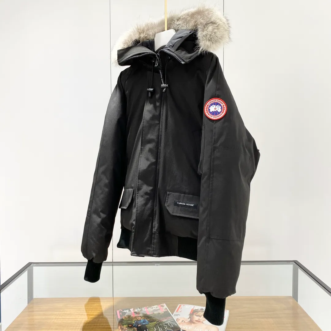 P760 Canada goose/Canada Goose 01 Couple Expedition Parka Down Jacket, authentic original version, you need to compare with the original to check it out at any time, all accessories are customized from the original factory 💯The softness and hardness of the fabric is compared with the original, and it can be restored by kneading at will (fabric misunderstanding: Fabrics with high hardness are not waterproof. Only when you buy the latest authentic version this year will you notice the softness and comfort of the fabric) 💯The down is synchronized with the authentic white duck down, fluffy and not lumpy. Electronically controlled velvet filling machine 💯Customized zippers with authentic YKK military-grade copper core zipper pullers, high hardness and no jamming 💯The fur collar is purchased from Western Canada coyote skin original customization 💯All workmanship and wiring are controlled by workers with more than ten years of experience. They must be horizontal and vertical, and are not allowed to twist. The inner wiring density is more sophisticated. Feel free to compare 💯Big goose label Collar label Washed label Hangtag Zipper cord Pocket label Back label, collar velvet, Velcro fasteners, cuffs, all details are updated simultaneously with genuine products. The best version, the most complete color matching, all kinds of battle products. Color: off-white, black, charcoal gray, navy blue, red, blue. Size: XS-XXL